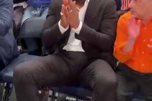 很多新球迷估计都不认识他吧？ 尼克斯名宿“小霸王”现场观战