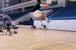 还有高手！民间扣将牛伯洋双腿换手+罚球线扣篮！