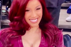 红色！卡姐上次看球穿的这套更有味道的说