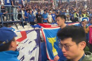 申花赛后花絮，米内罗用球迷手机拍大合影,刘诚宇亲签袖标送球迷