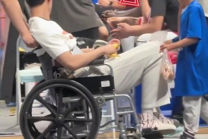 曾凡博受伤后首度现身，赛后浙江几位国家队队友过来关心...