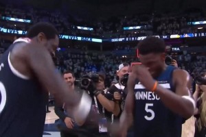 天作之合！华子和兰德尔赛后击掌拥抱 现场响起一阵狼叫🐺