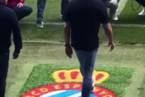 🤔外网热议：弗里克赛前踩场时直接踩在了西班牙人队徽上