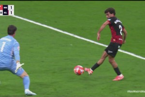 门将立功！库尔图瓦神勇扑出对手单刀射门！