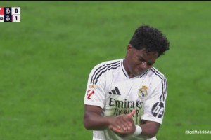 脚感不佳！姆巴佩禁区内做球，恩德里克跟进抽射直上看台！