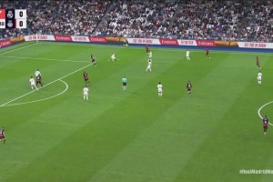 送巴萨夺冠？塞巴略斯解围失误，瓦朗特推射攻破库尔图瓦！