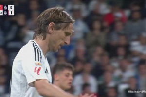 差一点点！莫德里奇停球凌空抽射稍稍偏出！