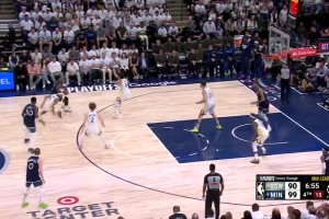 太伤！勇士末节将分差迫近至个位数，结果华子三分和麦丹暴扣，又将分差拉大