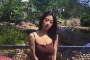 李添荣女友晒游玩照片，非常惬意啊