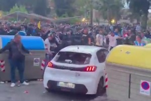 😱西班牙人vs巴萨赛前场外，一车辆突然加速冲入球迷人群，据悉未造成人员死亡