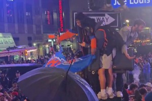 疯狂！纽约街头已经水泄不通 甚至有人开始爬电线杆子了😬