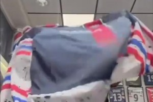 太损了！你在逗我吗？当理发师给马赛球迷披上巴黎的围兜！