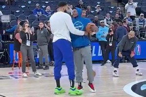 总决赛见？唐斯首回狼主场时和华子深情拥抱，华子一直拉着唐斯聊