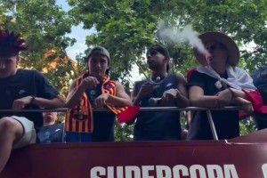 嘲讽拉满！巴萨冠军游行，球员高举沙滩球嘲讽维尼修斯😂