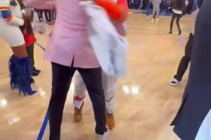 属你最开心🤣尼克斯死忠A-史密斯跟布伦森握手&和李疯狂庆祝