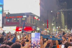 纽约球迷太疯狂了，把公路护栏都拆了，好像球队夺冠似的😳