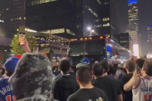 杀人诛心！绿军大巴离开纽约时，尼克斯球迷大喊“BYE，BYE”