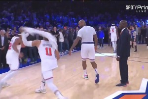 老将塔克带头拍大头屁股🤣结果布伦森只敢追着麦克布莱德打~