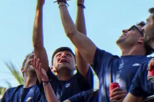 沙滩球发音近似金球奖！巴萨冠军游行球员高举沙滩球嘲讽维尼修斯