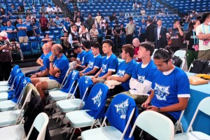 与子同袍🔥，国安众将观战CBA总决赛集体穿着蓝色助威衫