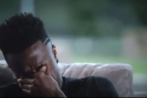 纪录片刚开始不到5分钟，维尼修斯就已经哭了