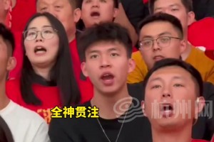 当红新星啊！浙江队球员王钰栋现身广厦主场观看CBA总决赛