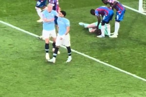 现场视角马尔穆什罚丢点球！哈兰德过来安慰！