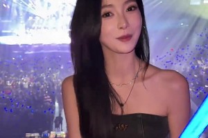 这穿搭好吸睛啊！美女主播金佳悦现身张学友演唱会~