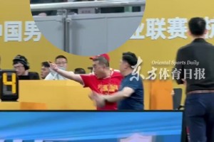 广厦投资人怒冲技术台 篮协副主席徐济成摆手劝其冷静~