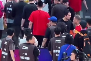忍了一整场最后还是没忍住！广厦北京G5赛后王博指导踢墙发泄