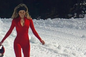 SHIT！卡里乌斯老婆紧身大红滑雪服勾勒出S型身材😍