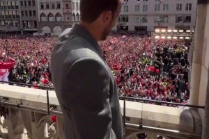 夺冠庆典！凯恩在夺冠这块青涩的像个新兵蛋子😂