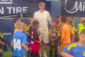 简直就是妈妈！德布劳内和曼城U8小朋友们合影！