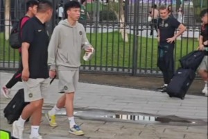 幸好！球迷赛后拍到王钰栋坐车，看样子应该是无大碍