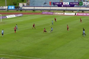 小王起身懵逼！王钰栋禁区内被放倒但裁判示意没有点球🫠