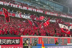 这就是四川球迷对足球的热爱，这里是成都凤凰山蓉城的魔鬼主场！