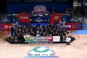 人生高光时刻！广厦夺冠 球员们轮流站上在舞台捧杯庆祝！