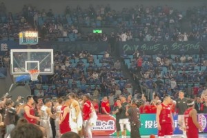 有赢家就有输家！广厦夺冠全队疯狂庆祝，北京陈盈骏低头难掩失落