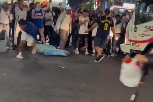 这是个狠人！在纽约穿着步行者的球衣