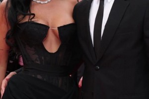 俊男靓女🤩！迪巴拉与妻子戛纳走红毯，礼服真漂亮