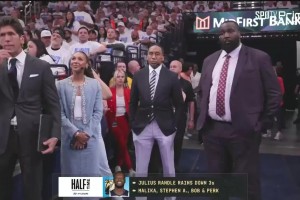 这体型差🤣镜头给到帕金斯迈尔斯A-史密斯&美女记者安德鲁丝