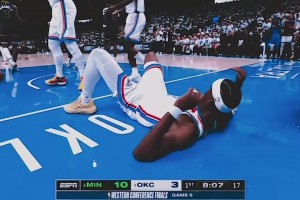 射手带瞄准镜可以理解，带侧瞄的第一次见🤣