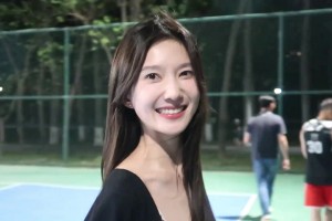 这是谁的女朋友啊！美女现身野球场 这哪还有心思打球哈~