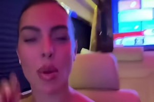 这啥魅女表情！乔治娜叽里呱啦说了一堆…这身材确实是有料啊🥰