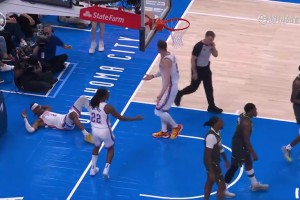 被吹技犯！爱德华兹死球期间，刻意将球扔到倒地的SGA身上😂