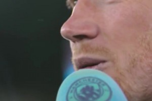 德布劳内告别仪式，瓜帅动情落泪不停鼓掌，众名宿纷纷出镜送祝福