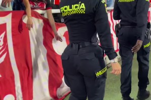 逆天腰臀比啊🫠这是哪支足球队的女保安身材这么夸张！