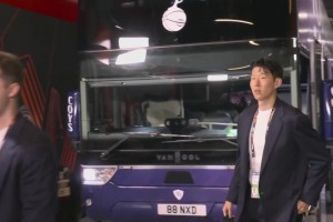 欧联决赛无缘首发！孙兴慜西装革履帅气抵达球场！