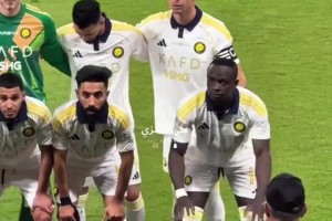 经典踮高高🤣 C罗身穿利雅得胜利新球衣赛前合照时踮高高