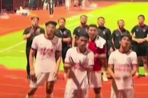 场上争锋相对，场下谈笑风生，看来韦世豪和阿齐兹感情非常不错！